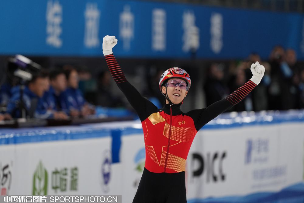 蒙古王那顺格日勒重拳击倒对手，散打王对决显威